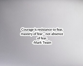 Puede incluir: Una pegatina blanca con una cita negra de Mark Twain: "El coraje es resistencia al miedo, dominio del miedo, no ausencia de miedo."