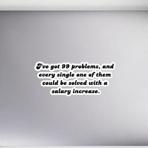Può includere: Un laptop bianco con un adesivo nero che recita "Ho 99 problemi, e ognuno di essi potrebbe essere risolto con un aumento di stipendio."