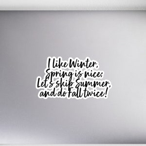 Könnte beinhalten: Ein Aufkleber mit dem Text "Ich mag den Winter, der Frühling ist schön. Lass uns den Sommer überspringen und den Herbst zweimal machen!"