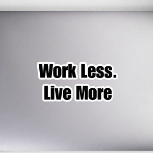 Puede incluir: Un ordenador portátil plateado con una pegatina negra que dice "Trabaja menos. Vive más."