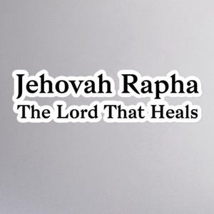 Puede incluir: Una pegatina con las palabras "Jehová Rafa El Señor Que Sana" en texto negro con borde blanco. La pegatina está sobre un fondo gris claro.