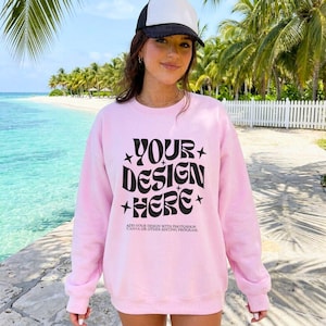 Peut inclure: Une enseigne en bois rustique avec le mot "Welcome" écrit à la main. Le panneau présente une finition vieillie et un design simple et accueillant, idéal pour un porche ou une entrée.