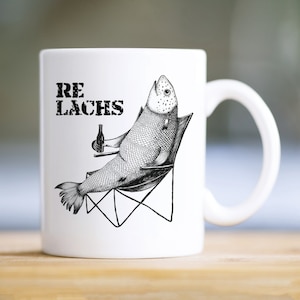 Re Lachs Tasse bedruckt mit einem Lachs mit Bierflasche im Anglerstuhl Relax Relachs Geburtstagsgeschenk Kaffeetasse Kaffeebecher