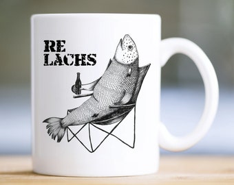 Re Lachs Tasse bedruckt mit einem Lachs mit Bierflasche im Anglerstuhl Relax Relachs Geburtstagsgeschenk Kaffeetasse Kaffeebecher