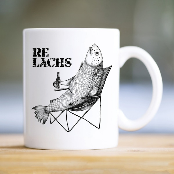 Re Lachs Tasse bedruckt mit einem Lachs mit Bierflasche im Anglerstuhl Relax Relachs Geburtstagsgeschenk Kaffeetasse Kaffeebecher