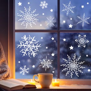 Könnte beinhalten: Ein Fenster mit weißen Schneeflocken-Aufklebern auf dem Glas. Das Fenster ist für die Winterferien dekoriert. Vor dem Fenster stehen eine Tasse und Kerzen auf einem Tisch.