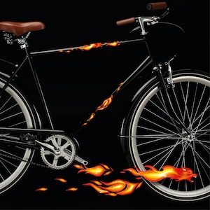 Könnte beinhalten: Ein schwarzes Fahrrad mit orangefarbenen und gelben Flammenaufklebern auf dem Rahmen und den Rädern. Das Fahrrad hat einen braunen Ledersattel und eine silberne Kette.