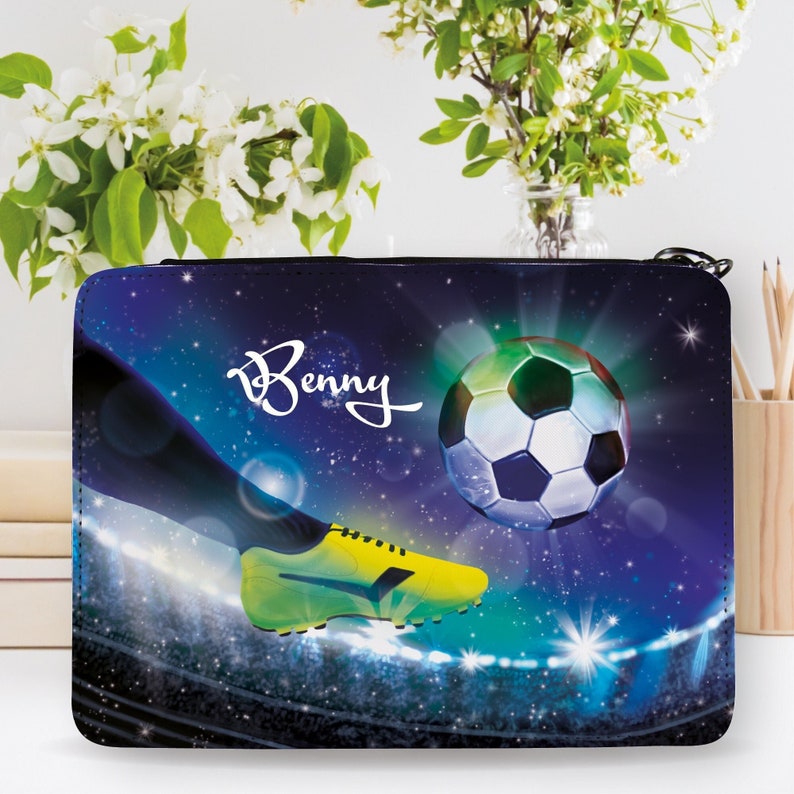 Gefüllte Federtasche Federmäppchen Fußball personalisiert Wunschname Schulanfang Schule, blau, Einschulungsgeschenk Bild 1