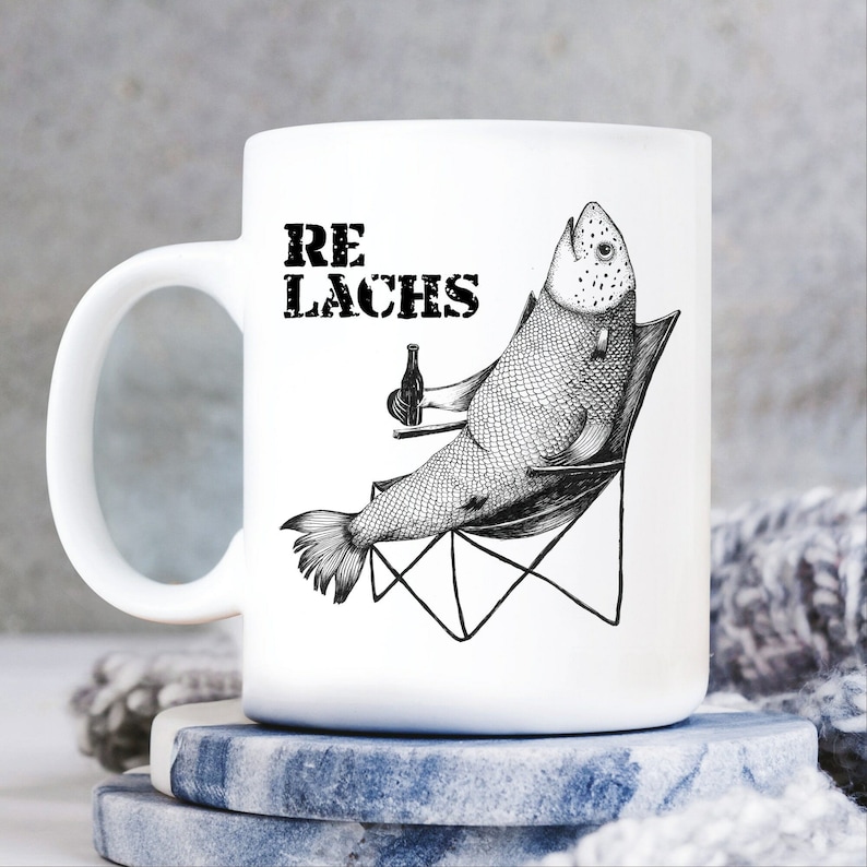 Re Lachs Tasse bedruckt mit einem Lachs mit Bierflasche im Anglerstuhl Relax Relachs Geburtstagsgeschenk Kaffeetasse Kaffeebecher Bild 4