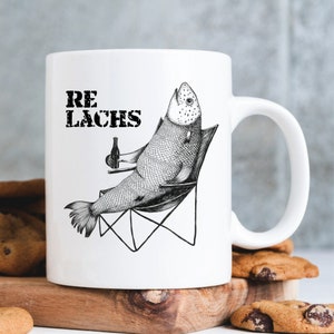 Re Lachs Tasse bedruckt mit einem Lachs mit Bierflasche im Anglerstuhl Relax Relachs Geburtstagsgeschenk Kaffeetasse Kaffeebecher Bild 3