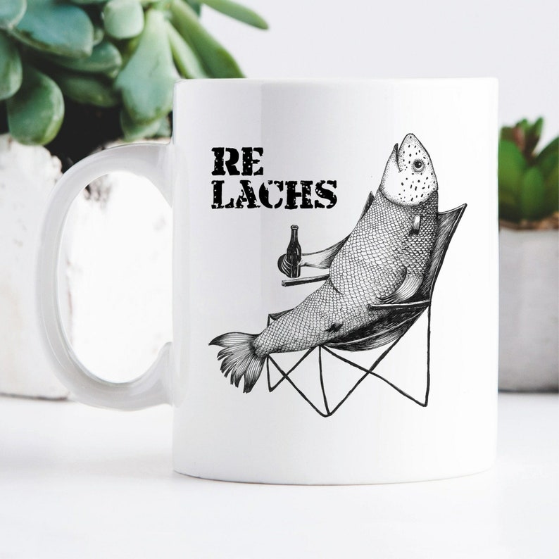 Re Lachs Tasse bedruckt mit einem Lachs mit Bierflasche im Anglerstuhl Relax Relachs Geburtstagsgeschenk Kaffeetasse Kaffeebecher Bild 2