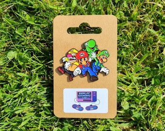 Il distintivo smaltato di Super Mario Bros include il distintivo del videogioco con spilla in metallo di Mario, Luigi, Yoshi e Wario