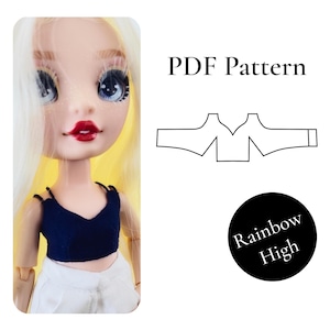 Op de afbeelding: Een pop met lang wit haar, blauwe ogen en rode lippen, gekleed in een donkerblauw crop topje en een witte broek. Naast de pop staat een zwart-wit lijntekening van een naaipatroon met de tekst PDF Pattern en een zwarte cirkel met de tekst Rainbow High.