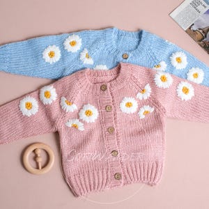 子供用パーソナライズデイジーカーディガン - カスタム刺繍花柄セーター、ユニークな名前デザイン、幼児や赤ちゃんに最適なギフト