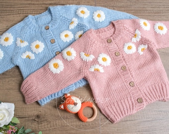 Cardigan bébé personnalisé : pull marguerite au crochet avec prénom personnalisé