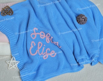 Bébé afghan en tricot à monogramme : couverture avec prénom personnalisé, cadeau de nouveau-né doux et confortable, parfait pour les baby showers et les anniversaires !