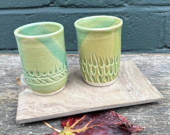 Set di bicchierini in ceramica con vassoio: articoli da bar fatti a mano per la casa o come regalo