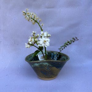 Zielony wazon Ikebana z Kenzanem – wazon z ręcznie wykonanej ceramiki