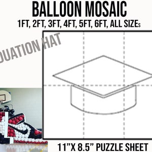 Puede incluir: Un dibujo en blanco y negro de un gorro de graduación en una hoja de rompecabezas cuadriculada. El texto "11" x 8.5" Puzzle Sheet" está debajo del dibujo. El texto "BALLOON MOSAIC" está en la parte superior de la imagen. El texto "1FT, 2FT, 3FT, 4FT, 5FT, 6FT, ALL SIZES" está debajo del título. El texto "GRADUATION HAT" está en diagonal en la esquina superior izquierda de la imagen.