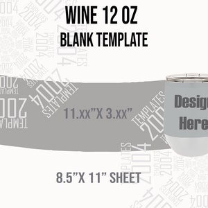 Puede incluir: Un vaso de vino gris de 12 oz con el texto "Design Here" impreso en él. El vaso tiene 11,xx pulgadas de alto y 3,xx pulgadas de ancho. La imagen también muestra una hoja de papel gris de 8,5 pulgadas por 11 pulgadas.