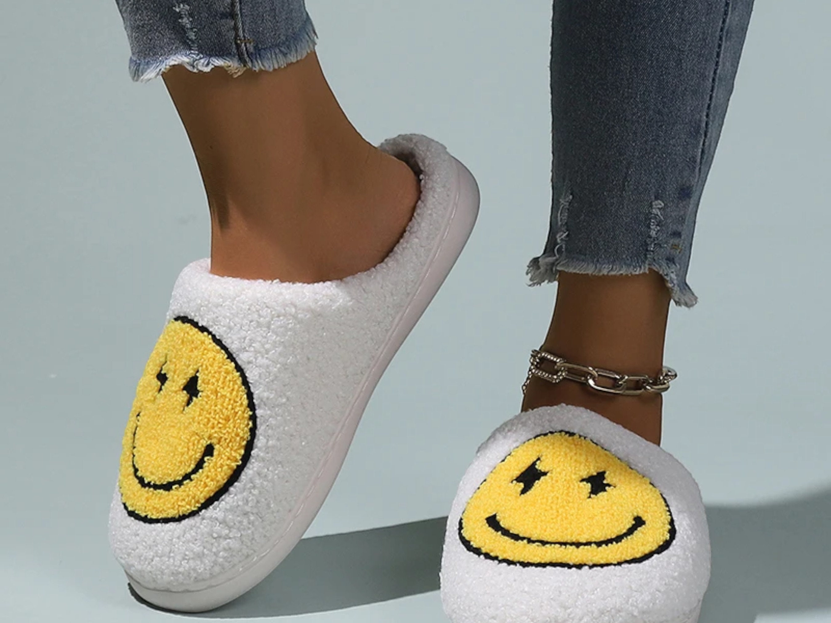 ORGANI Chaussons Smiley pour Femmes, Chaussons en Peluche À Visage Souriant  pour Hommes Et Femmes, Semelle Antidérapante,I-10-10.5Women/9-9.5Men :  : Mode