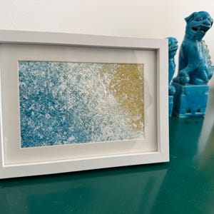 Mini quadro pintado à mão do mar com ondas na praia, ideal para presentear ou decoração minimalista. Cartão postal de arte abstrata. Folha decorativa