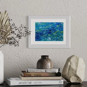 Kleines handgemaltes Meeresbild mit Meereswellen, ideal zum Verschenken oder als minimalistische Dekoration. Postkarte mit abstrakter Kunst. Dekorfolie