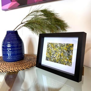 Folha decorativa pintada à mão. Pequena pintura abstrata. Decoração de escritório. Cartão postal pintado à mão. Decoração minimalista. Ideias para presentes