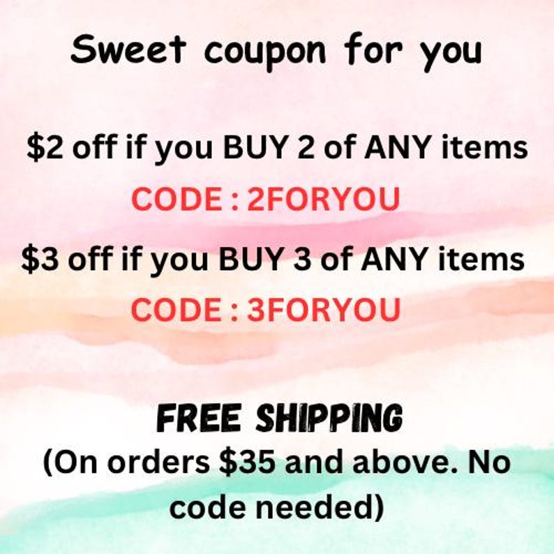 Puede incluir: Un fondo de rayas rosa y naranja con texto blanco superpuesto. El texto dice "Sweet coupon for you 2&euro; de descuento si compras 2 art&iacute;culos CUALQUIERA CODE: 2FORYOU 3&euro; de descuento si compras 3 art&iacute;culos CUALQUIERA CODE: 3FORYOU ENV&Iacute;O GRATIS (En pedidos de 35&euro; o m&aacute;s. No se necesita c&oacute;digo)"