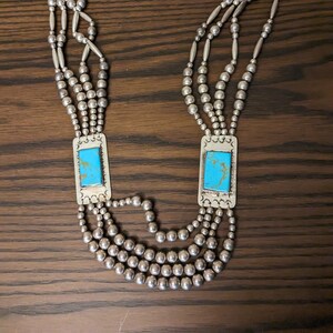 Collana con perline d&#39;argento e turchese.