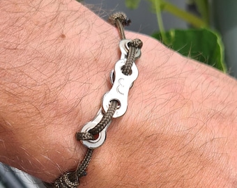 Braccialetto con catena per bicicletta verde riciclata – Braccialetto fatto a mano con cordino in rPET, stile sostenibile e industriale