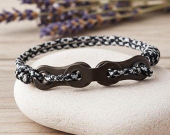 Fatto a mano e riciclato – Bracciale a catena per bicicletta con paracord in bianco e nero