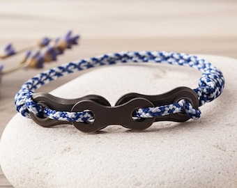 Braccialetto sostenibile fatto a mano con cordino in rPET, stile industriale, in blu e bianco