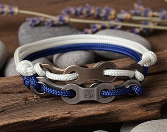 Braccialetto per bicicletta riciclato blu e bianco con cordino in rPET – Accessorio sostenibile fatto a mano