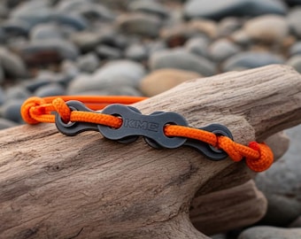 Bracciale arancione con catena di bicicletta riciclata – Gioielli da uomo sostenibili in cordino rPET
