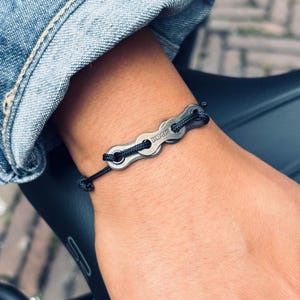 Pulsera negra de cadena de bicicleta reciclada: paracord ecológico - Hecha a mano en los Países Bajos