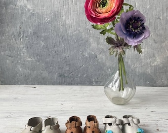 Zapatos de muñeca de cuero: bordados y con detalles recortados (suela de 5,5-6 cm)