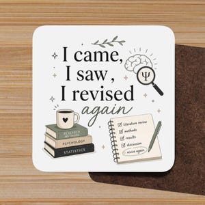 Peut inclure: Un dessous de verre carré blanc avec l'inscription "I came, I saw, I revised again" et des illustrations d'un cerveau, de livres, d'une tasse à café et d'un bloc-notes. Le dessous de verre est associé à un dessous de verre carré marron.