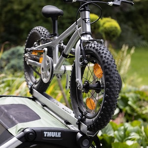 Children&#39;s bike and balance bike holder/attachment for Thule Chariot bike trailer