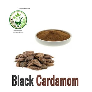 Pode incluir: Um close-up de vagens de cardamomo preto e uma pequena tigela branca cheia de pó de cardamomo preto moído. O texto "Black Cardamom" está escrito em letras grandes e em negrito abaixo da imagem.
