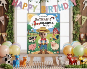 Puede incluir: Un colorido letrero de fiesta de cumpleaños con un niño vestido de granjero, rodeado de animales de granja de dibujos animados. El letrero dice "Bienvenido a la 1ª fiesta de cumpleaños de Nathan" con ilustraciones de tractor y abeja. El letrero se muestra en un caballete de madera.
