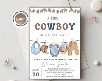 Op de afbeelding: Een baby shower uitnodiging met een blauw en bruin kleurenschema. De uitnodiging luidt "Een kleine cowboy is onderweg!" en toont een rij babykleding die aan een waslijn hangt. De kleding omvat een blauwe slabbetje, bruine cowboylaarzen, een blauwe romper, een bruine cowboyhoed en een bruine jeans. De uitnodiging bevat ook de datum "20 juni" en de naam "Olivia Smith".