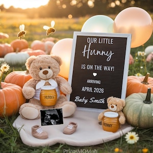 以下が含まれることがあります： カボチャ、風船、テディベアを使った妊娠発表シーン。「OUR LITTLE Hunny IS ON THE WAY! ARRIVING APRIL 2026 Baby Smith」と書かれた看板。超音波画像と小さなベビーシューズが含まれています。2匹の蜂が飛んでいます。