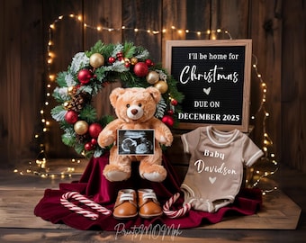 Puede incluir: Un anuncio de nacimiento con temática navideña con un oso de peluche sosteniendo una imagen de ultrasonido. El letrero dice "Estaré en casa para Navidad, Fecha de nacimiento diciembre 2025". Un body de bebé dice "Bebé Davidson".