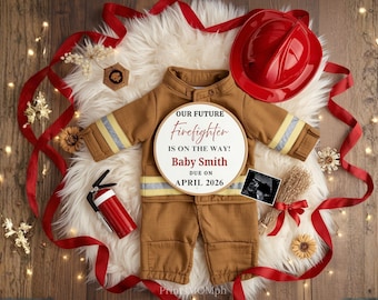 Puede incluir: Anuncio de bebé con un uniforme de bombero en miniatura, un casco rojo y un letrero que dice "¡Nuestro futuro bombero está en camino!". El anuncio incluye el apellido del bebé y la fecha de nacimiento prevista, abril de 2026. También se incluye una foto pequeña y un extintor de juguete.