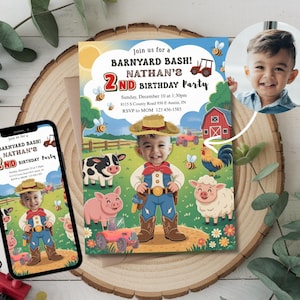 Könnte beinhalten: Eine farbenfrohe Einladung für eine "Barnyard Bash" 2. Geburtstagsfeier, mit einer Cartoon-Illustration eines Kindes im Cowboy-Outfit, umgeben von Bauernhoftieren. Die Einladung wird auf einer Holzscheibe und einem Smartphone gezeigt.