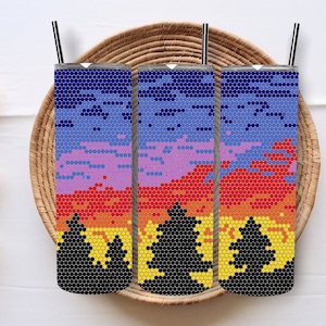 Puede incluir: Tres vasos de acero inoxidable con un diseño de puesta de sol pixelado de colores. El diseño presenta una puesta de sol azul, púrpura, naranja, amarilla y roja con árboles en silueta negra.