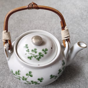 Vintage Irish Shamrock Teapot – &quot;An Tseapain Tir A Dheanta&quot; – White with Green Shamrocks
