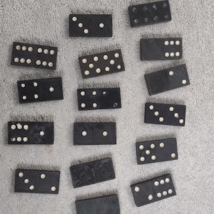 Vintage dominostenen set van 16 klassieke houten tegels met oud patina