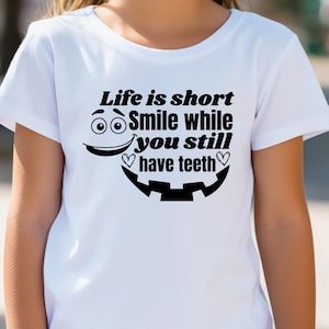 La vida es una sonrisa corta mientras todavía tienes dientes SVG, cara sonriente svg, girl power svg, sarcástico svg, archivos png, archivos jpg, archivos dxf